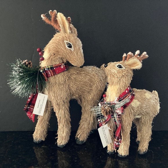 Set of 2 Straw Mother & Baby Reindeer/Wearing Plaid Scarves & Pinecones.NEW! - Picture 1 of 2